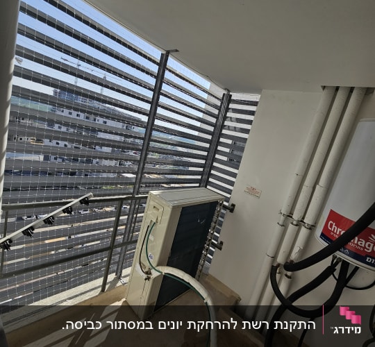 התקנת רשת נגד יונים במסתור כביסה עם רפפות